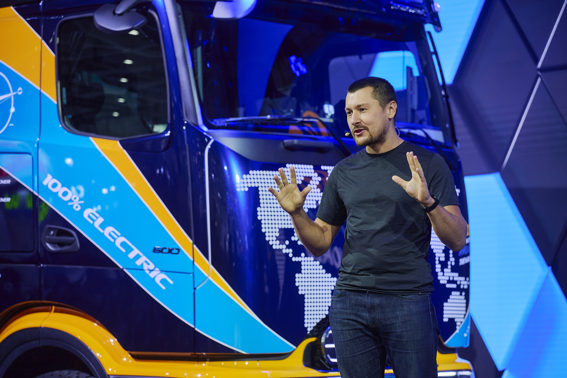 From Hanover around the world: Elektrotrucker Tobias Wagner starts global eActros 600 expedition