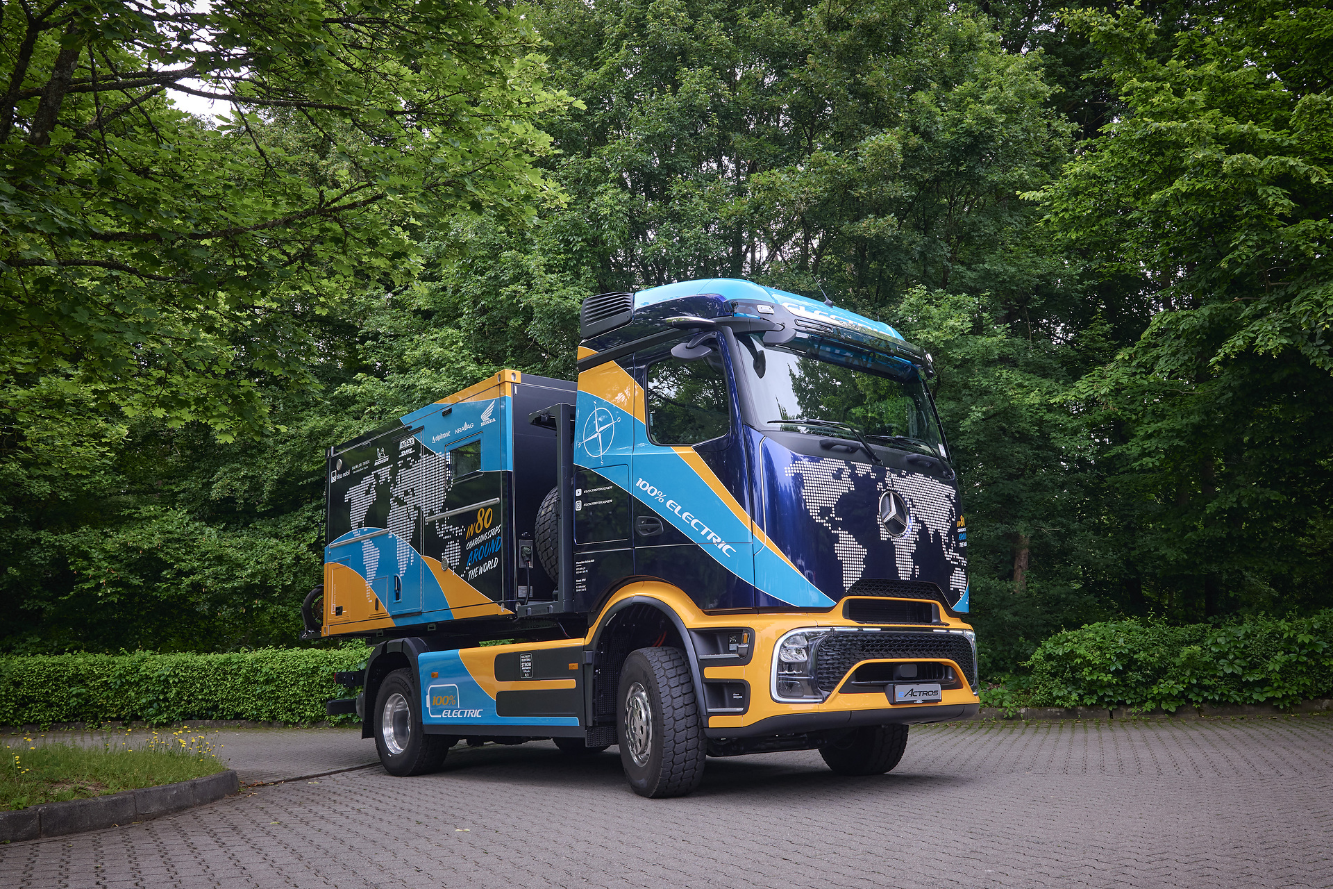 From Hanover around the world: Elektrotrucker Tobias Wagner starts global eActros 600 expedition