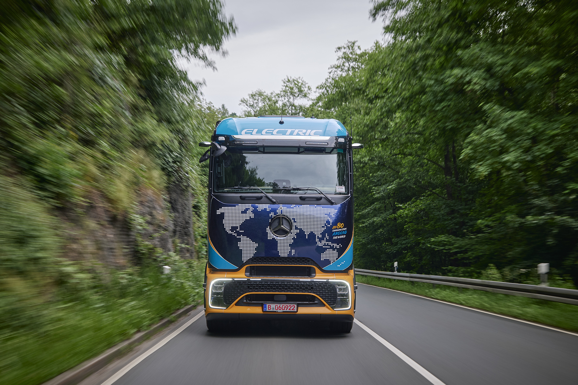 From Hanover around the world: Elektrotrucker Tobias Wagner starts global eActros 600 expedition