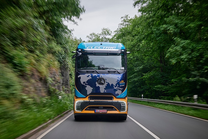 From Hanover around the world: Elektrotrucker Tobias Wagner starts global eActros 600 expedition