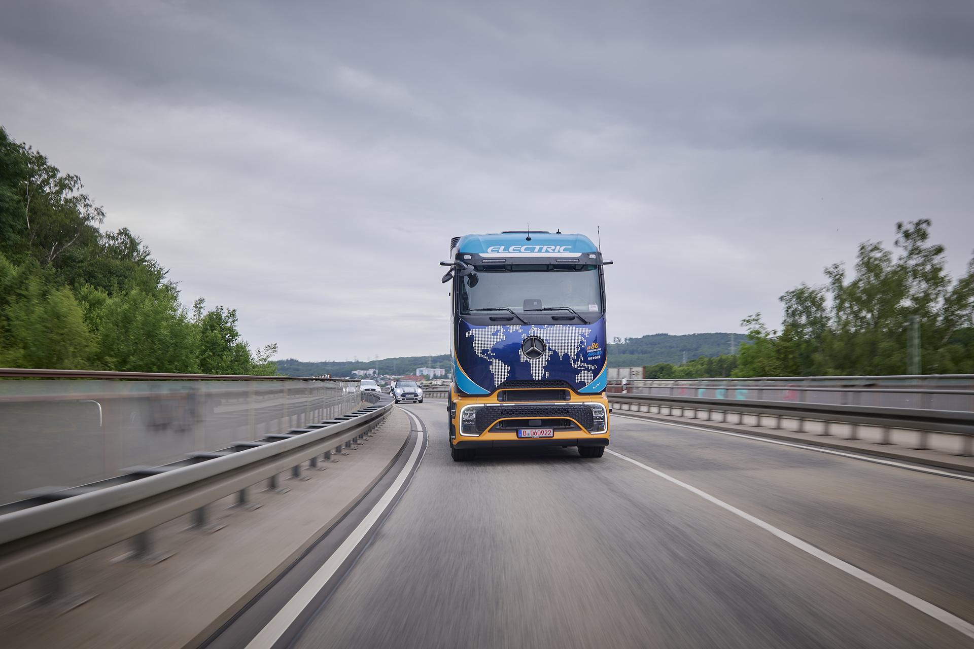 From Hanover around the world: Elektrotrucker Tobias Wagner starts global eActros 600 expedition