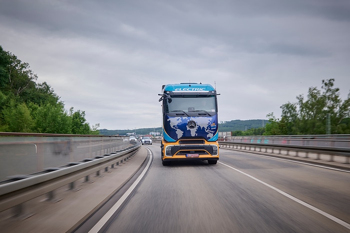 From Hanover around the world: Elektrotrucker Tobias Wagner starts global eActros 600 expedition