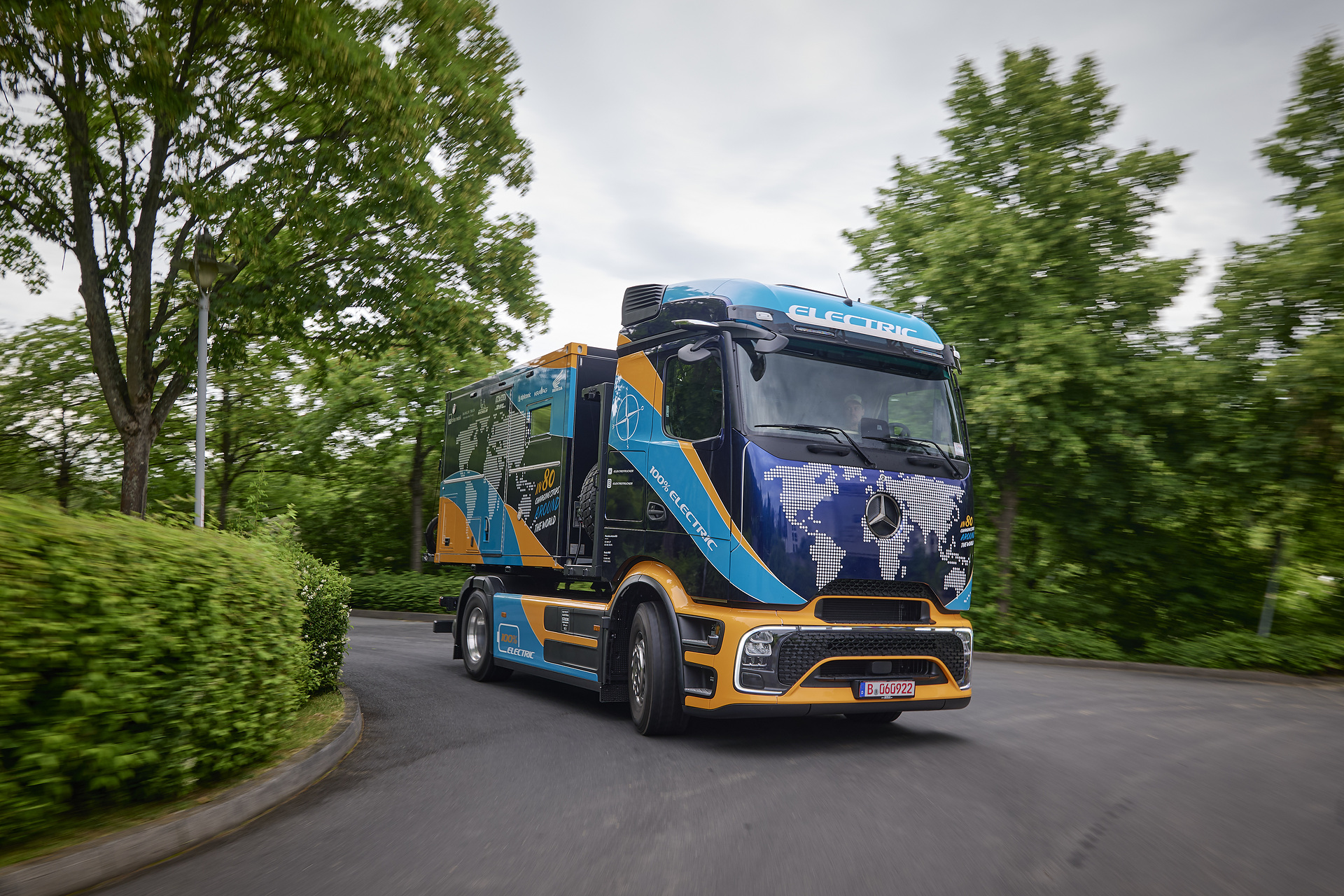 From Hanover around the world: Elektrotrucker Tobias Wagner starts global eActros 600 expedition