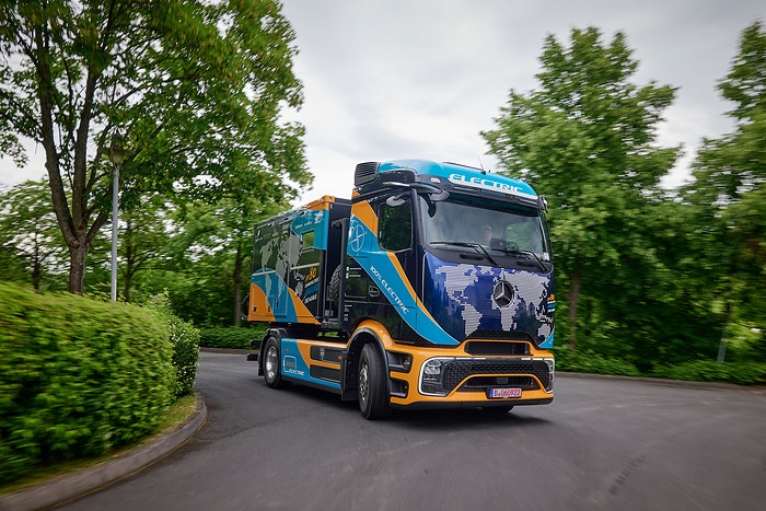 From Hanover around the world: Elektrotrucker Tobias Wagner starts global eActros 600 expedition