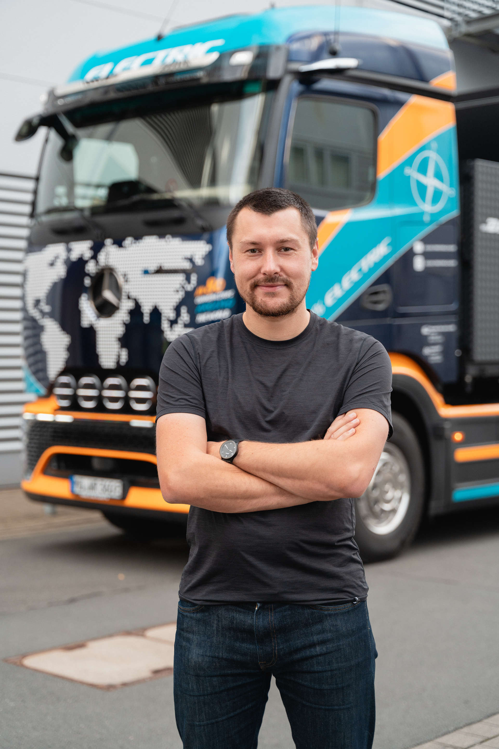 From Hanover around the world: Elektrotrucker Tobias Wagner starts global eActros 600 expedition