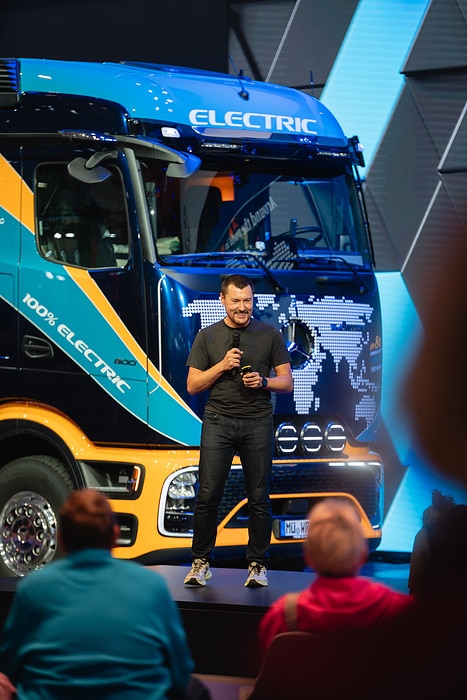 Von Hannover um die Welt: Elektrotrucker Tobias Wagner startet globale eActros-600-Expedition