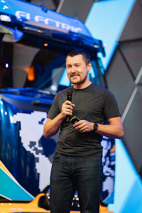 Von Hannover um die Welt: Elektrotrucker Tobias Wagner startet globale eActros-600-Expedition