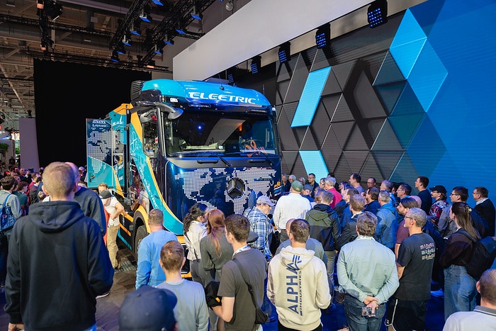 Von Hannover um die Welt: Elektrotrucker Tobias Wagner startet globale eActros-600-Expedition