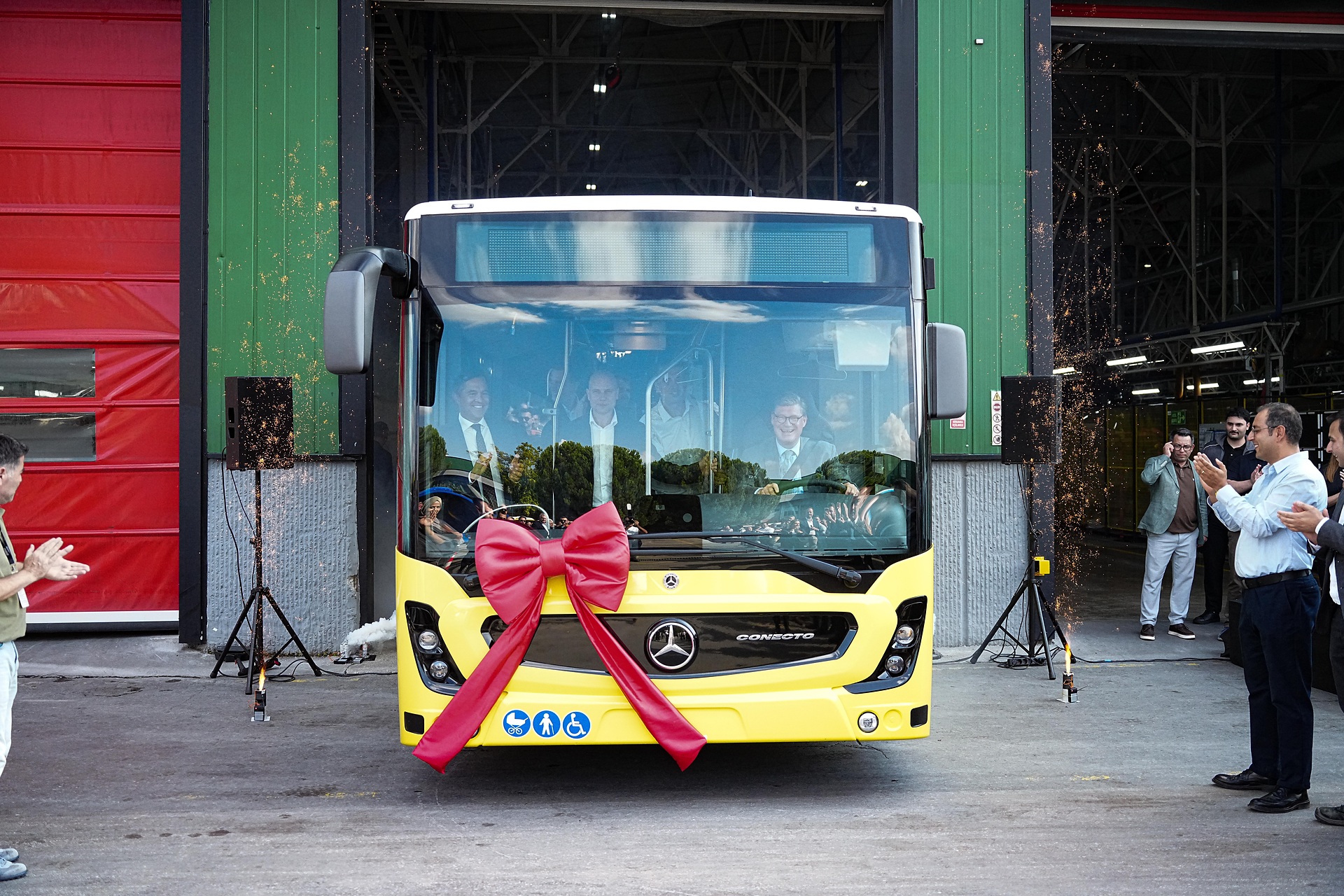 Im Auftrag von Daimler Buses und Mercedes-Benz Türk: Otokar startet die Produktion des Mercedes-Benz Conecto