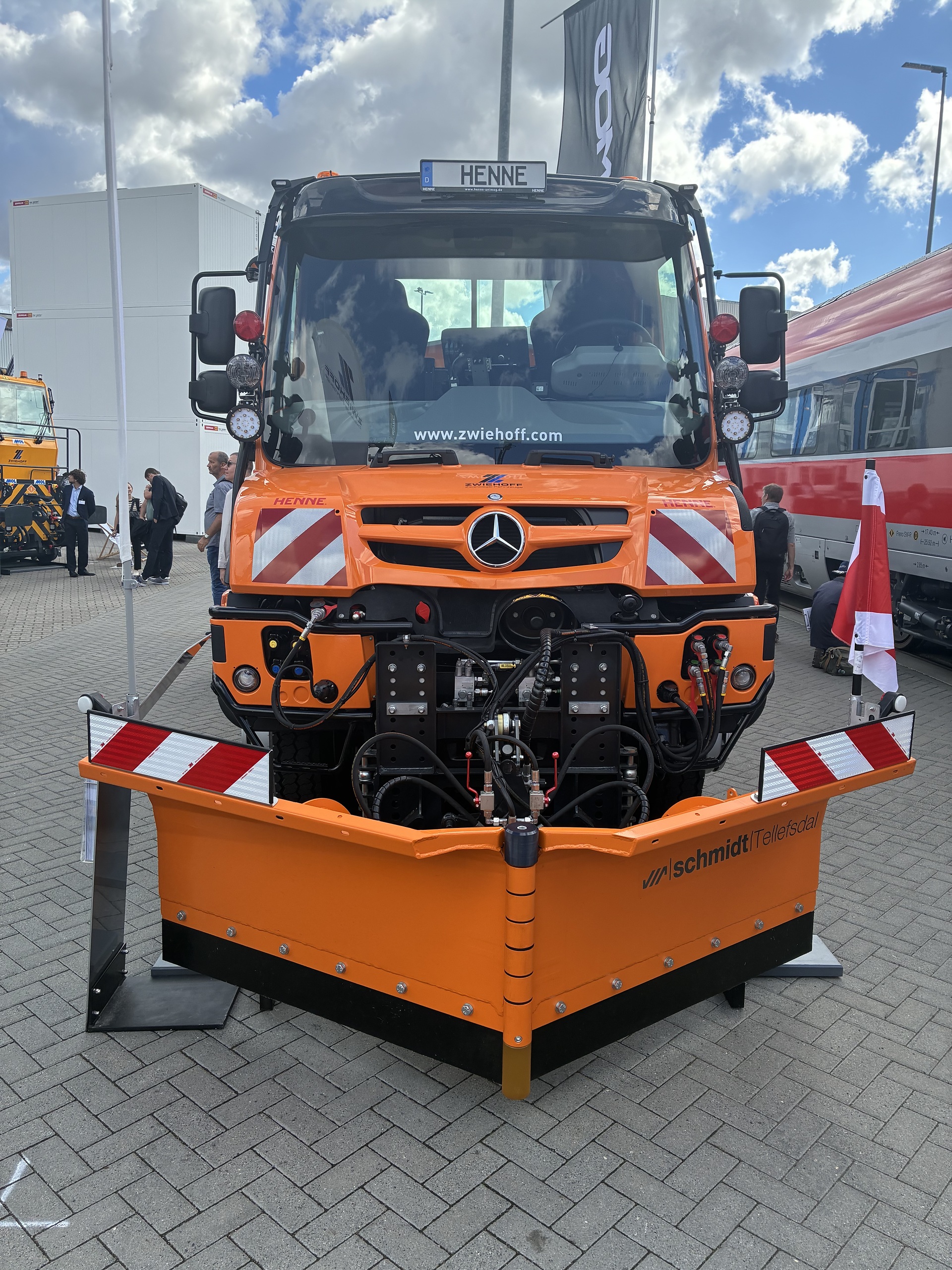 With strong partners: Daimler Truck showcases the Unimog at InnoTrans and hands over a vehicle to the City of Munich