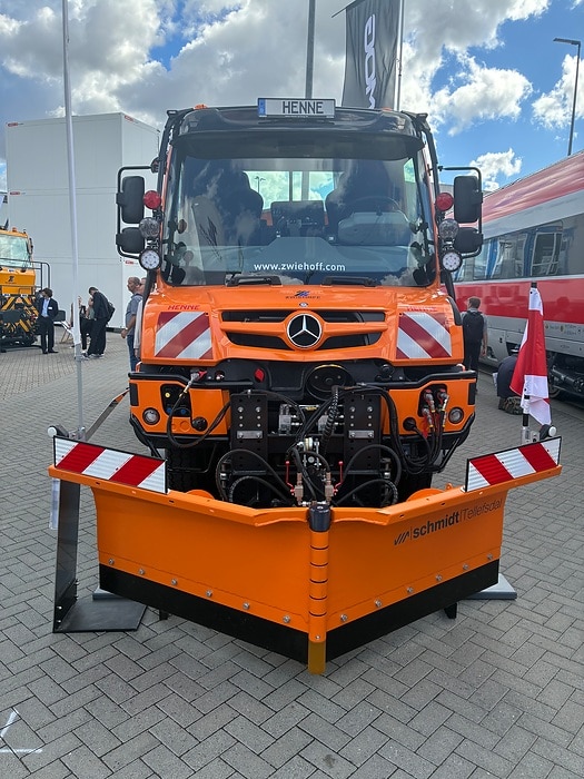 With strong partners: Daimler Truck showcases the Unimog at InnoTrans and hands over a vehicle to the City of Munich
