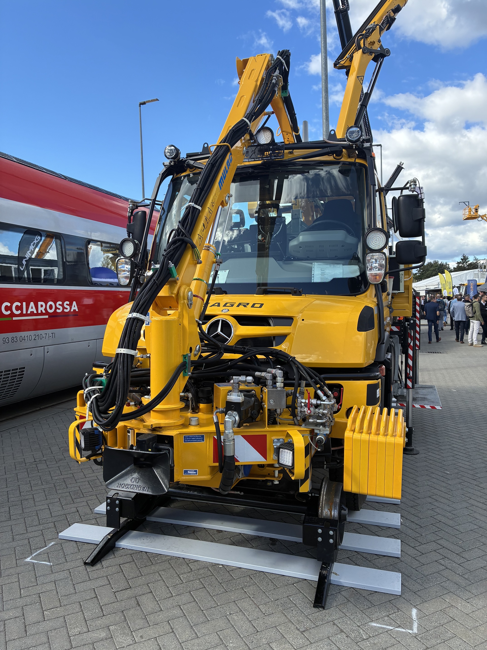 With strong partners: Daimler Truck showcases the Unimog at InnoTrans and hands over a vehicle to the City of Munich