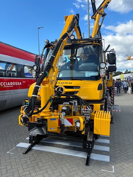 With strong partners: Daimler Truck showcases the Unimog at InnoTrans and hands over a vehicle to the City of Munich