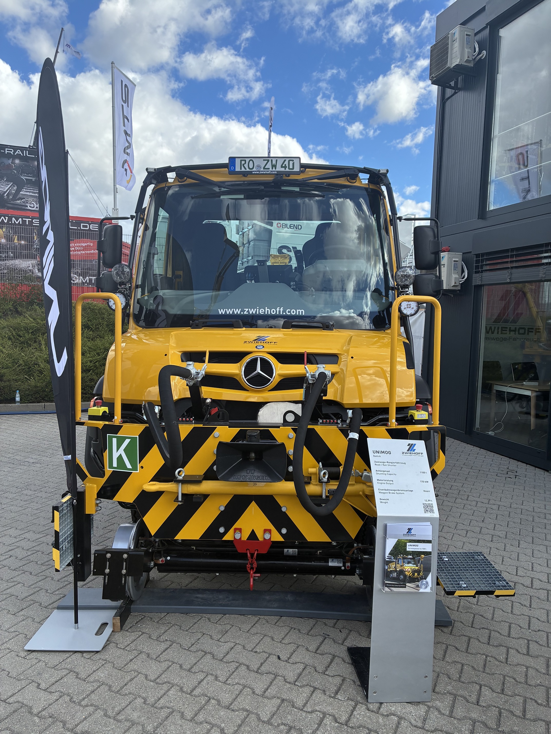 With strong partners: Daimler Truck showcases the Unimog at InnoTrans and hands over a vehicle to the City of Munich