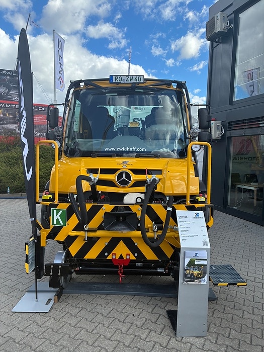 With strong partners: Daimler Truck showcases the Unimog at InnoTrans and hands over a vehicle to the City of Munich