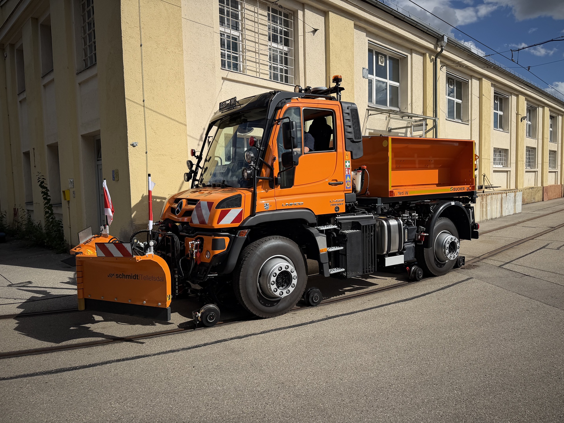 With strong partners: Daimler Truck showcases the Unimog at InnoTrans and hands over a vehicle to the City of Munich