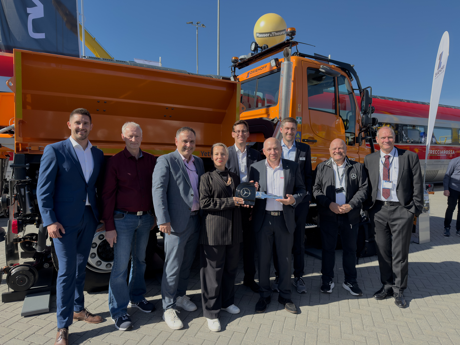 With strong partners: Daimler Truck showcases the Unimog at InnoTrans and hands over a vehicle to the City of Munich