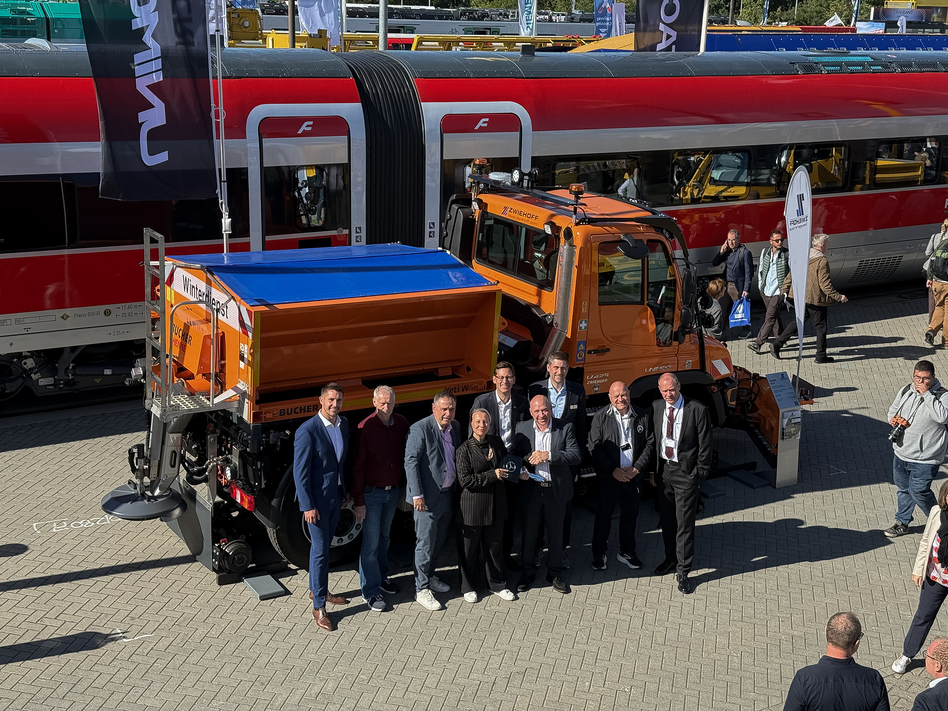 With strong partners: Daimler Truck showcases the Unimog at InnoTrans and hands over a vehicle to the City of Munich