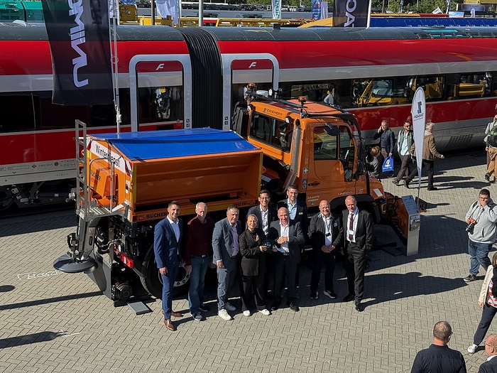 With strong partners: Daimler Truck showcases the Unimog at InnoTrans and hands over a vehicle to the City of Munich