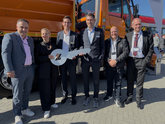 With strong partners: Daimler Truck showcases the Unimog at InnoTrans and hands over a vehicle to the City of Munich