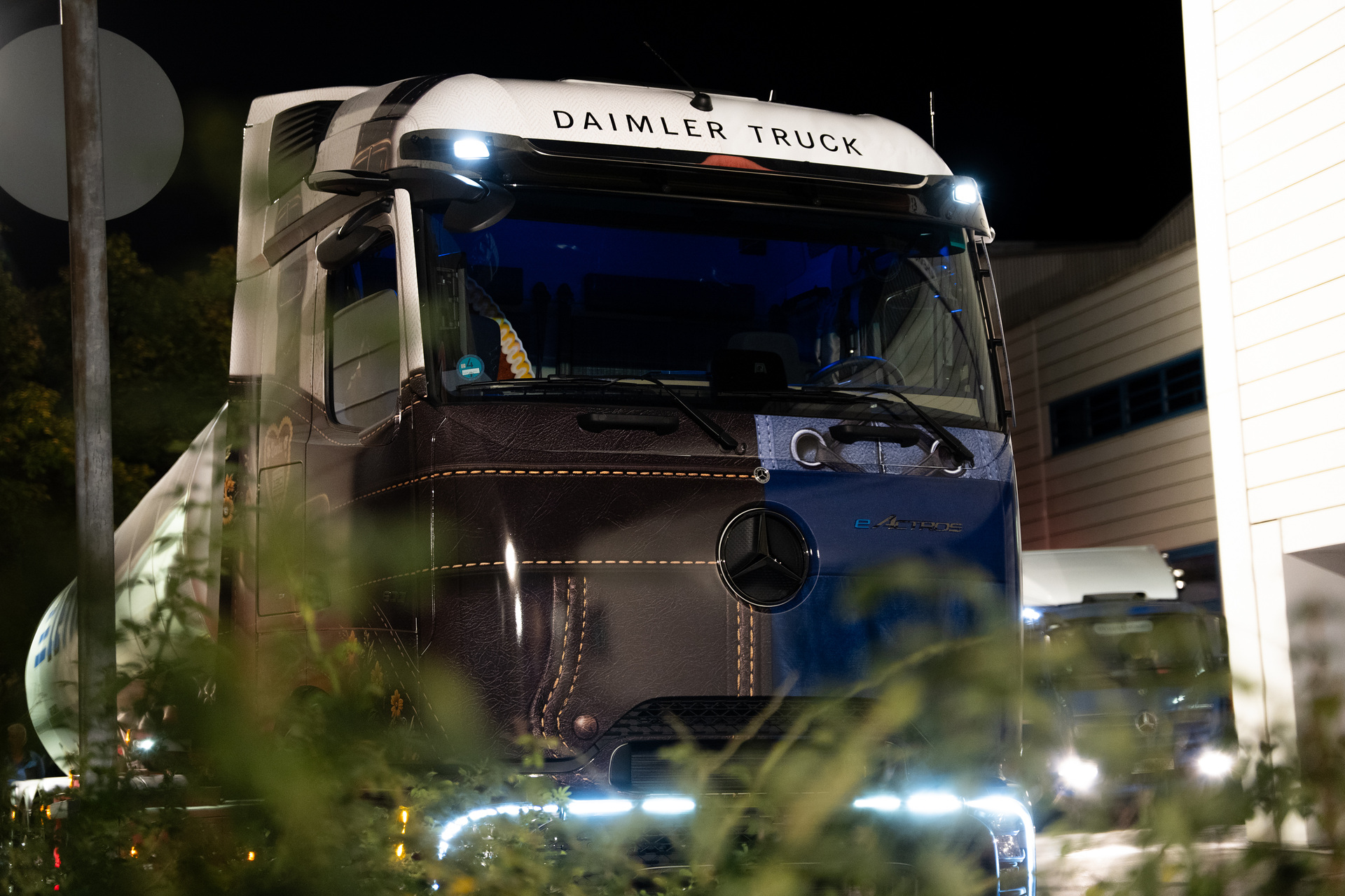 Powered to the Festival Tents: eActros 600 delivers beer to Germany’s two largest folk festivals