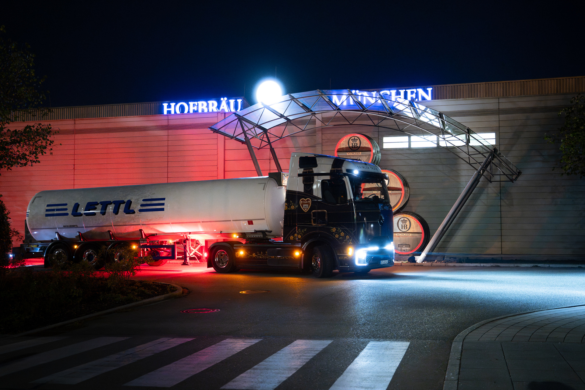 Powered to the Festival Tents: eActros 600 delivers beer to Germany’s two largest folk festivals