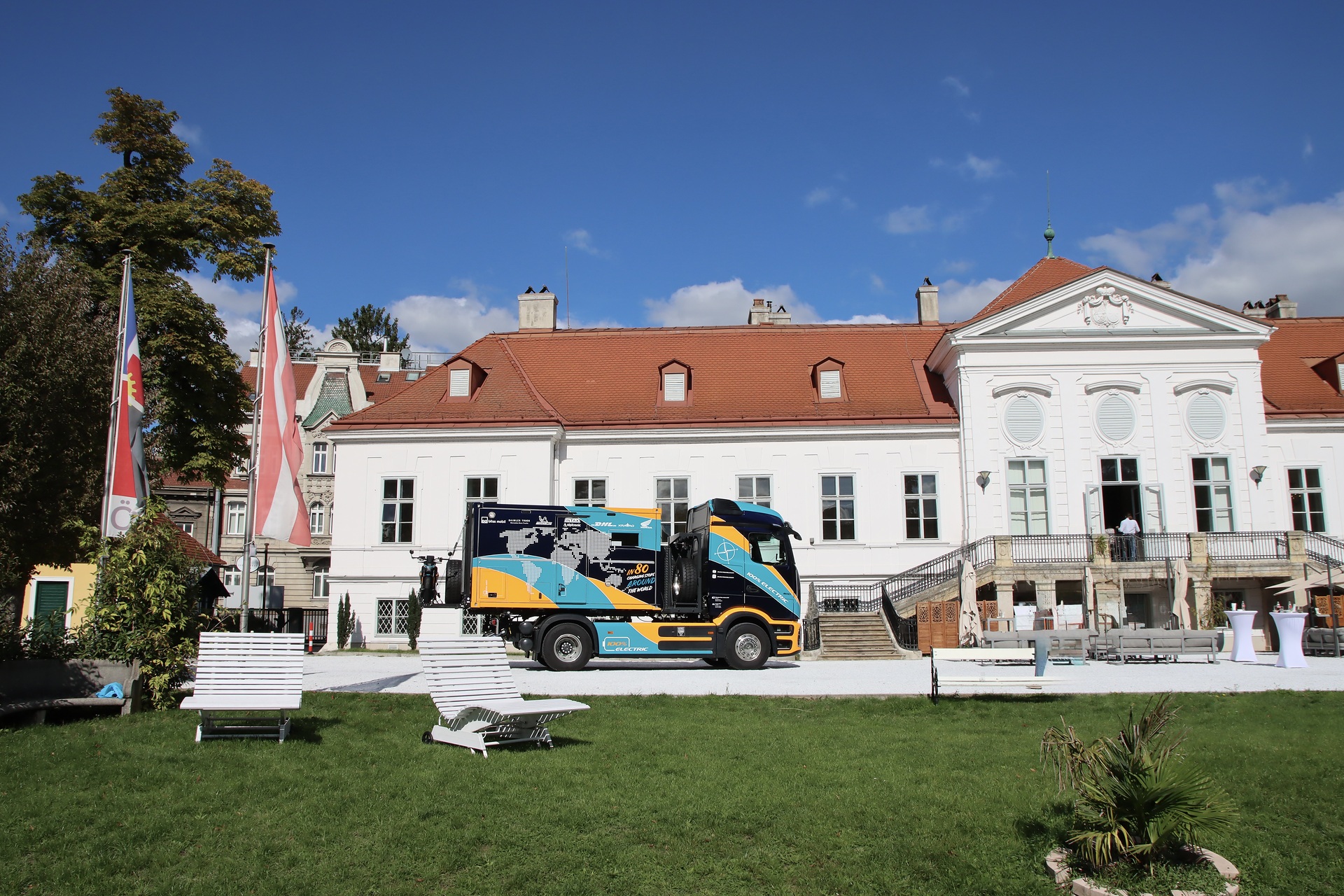 From Hanover around the world: Elektrotrucker Tobias Wagner starts global eActros 600 expedition