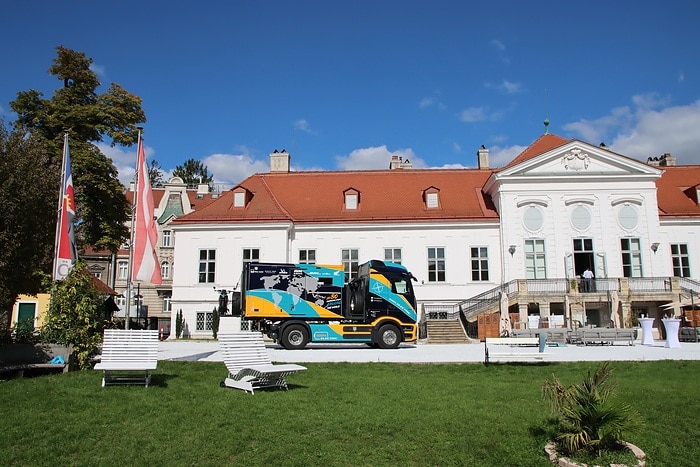 From Hanover around the world: Elektrotrucker Tobias Wagner starts global eActros 600 expedition