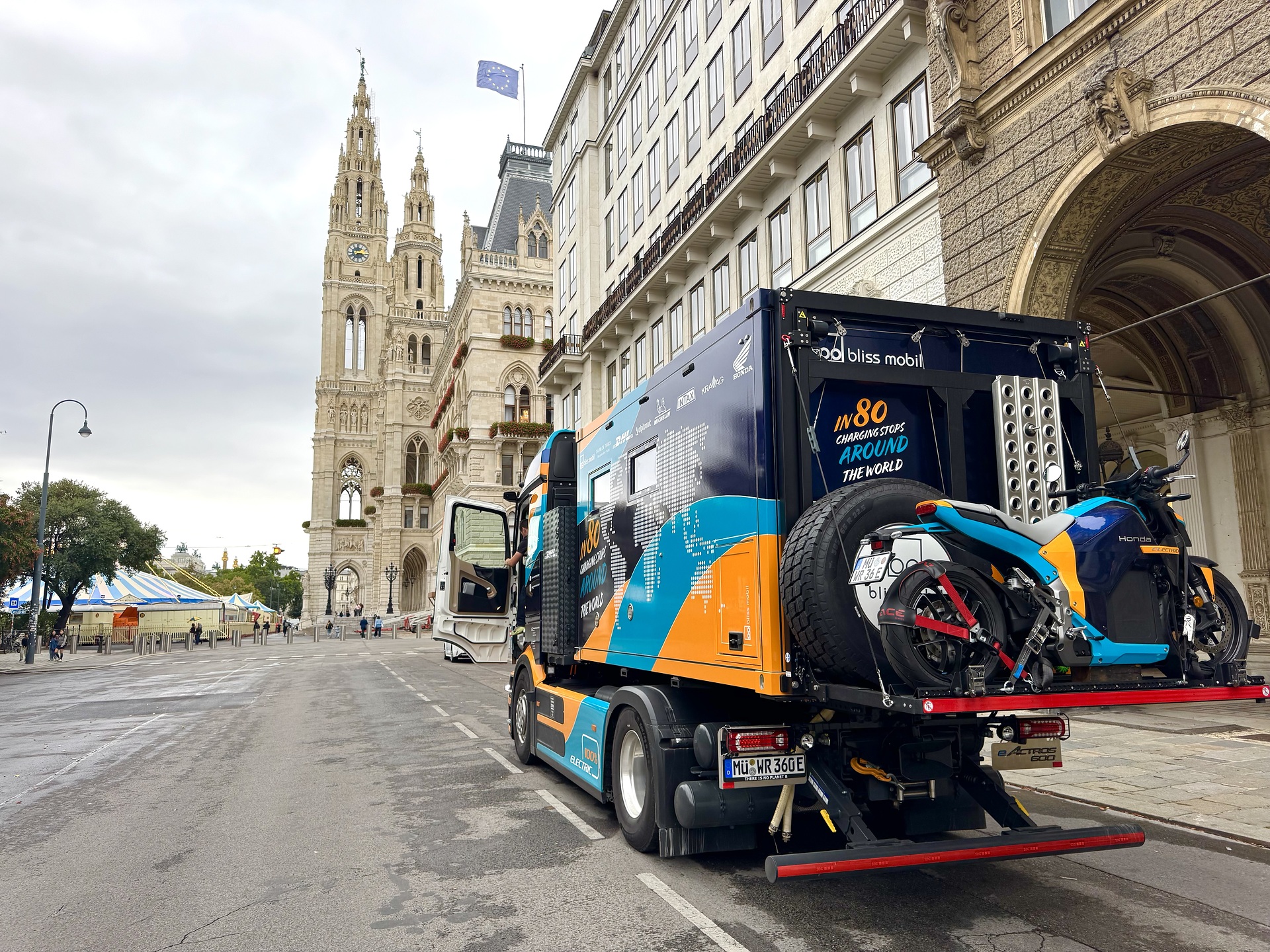From Hanover around the world: Elektrotrucker Tobias Wagner starts global eActros 600 expedition