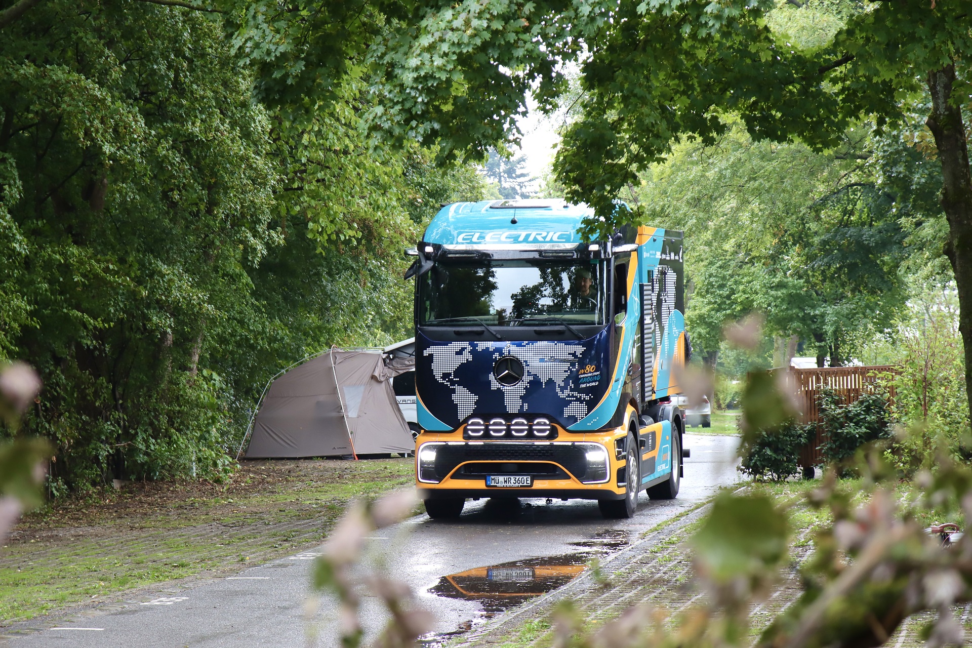 From Hanover around the world: Elektrotrucker Tobias Wagner starts global eActros 600 expedition