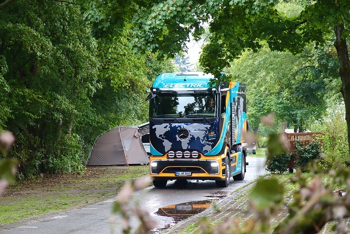 From Hanover around the world: Elektrotrucker Tobias Wagner starts global eActros 600 expedition