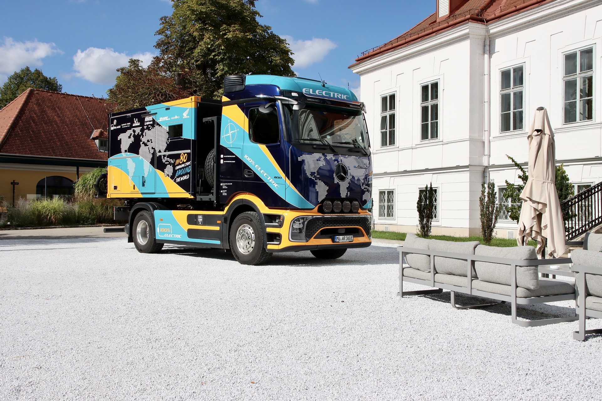 From Hanover around the world: Elektrotrucker Tobias Wagner starts global eActros 600 expedition
