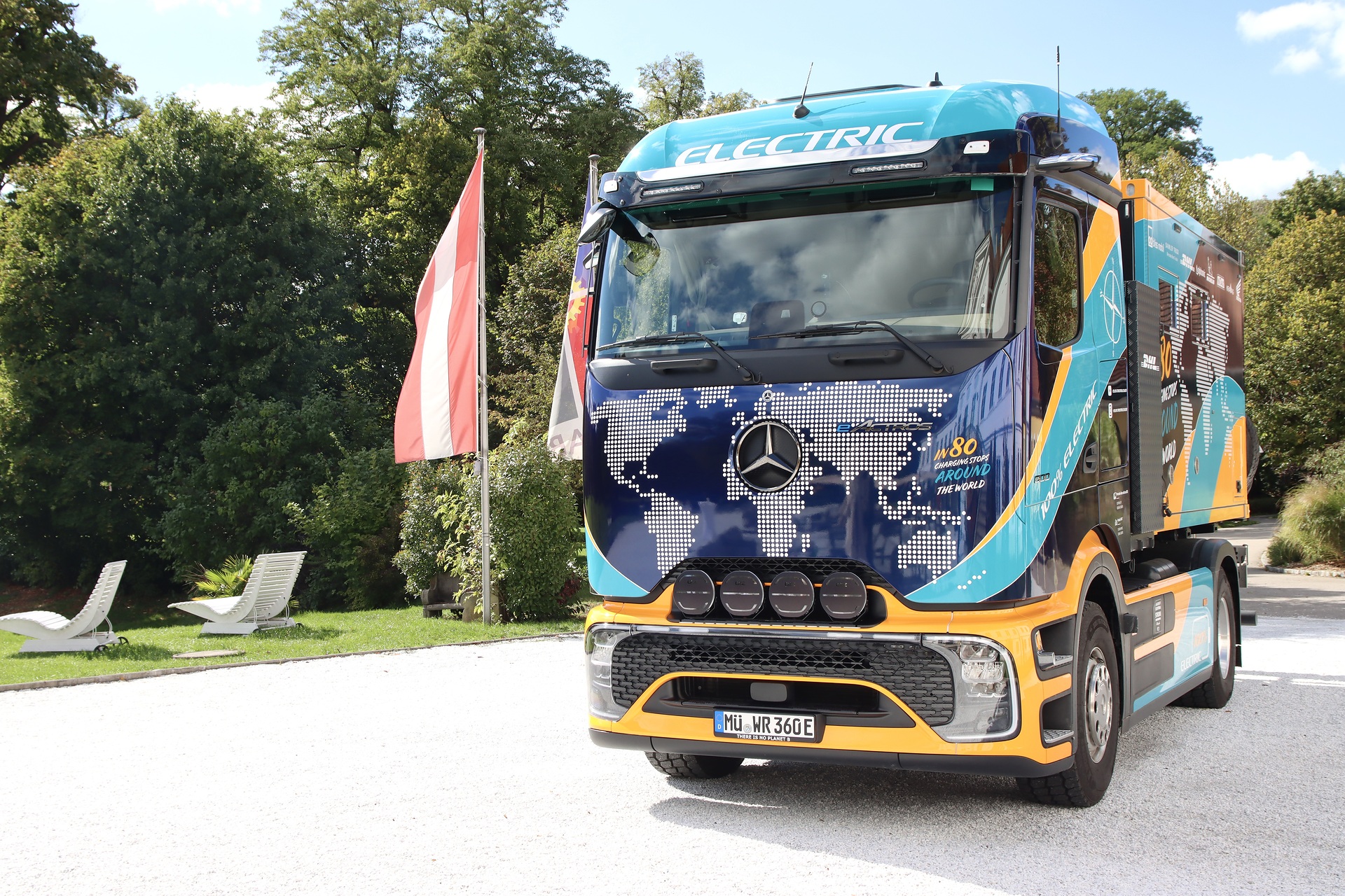 From Hanover around the world: Elektrotrucker Tobias Wagner starts global eActros 600 expedition