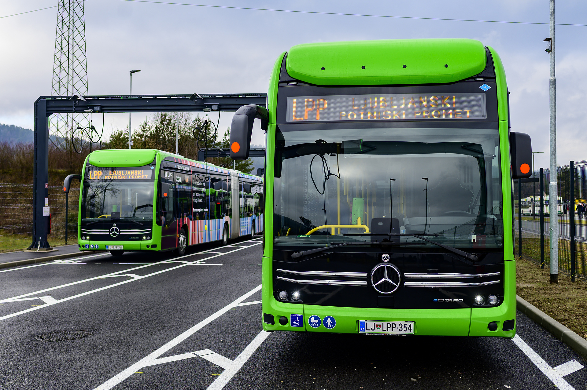 Ljubljana setzt auf Batterie und Wasserstoff: 35 Mercedes-Benz eCitaro für CO2-freien Nahverkehr im Einsatz