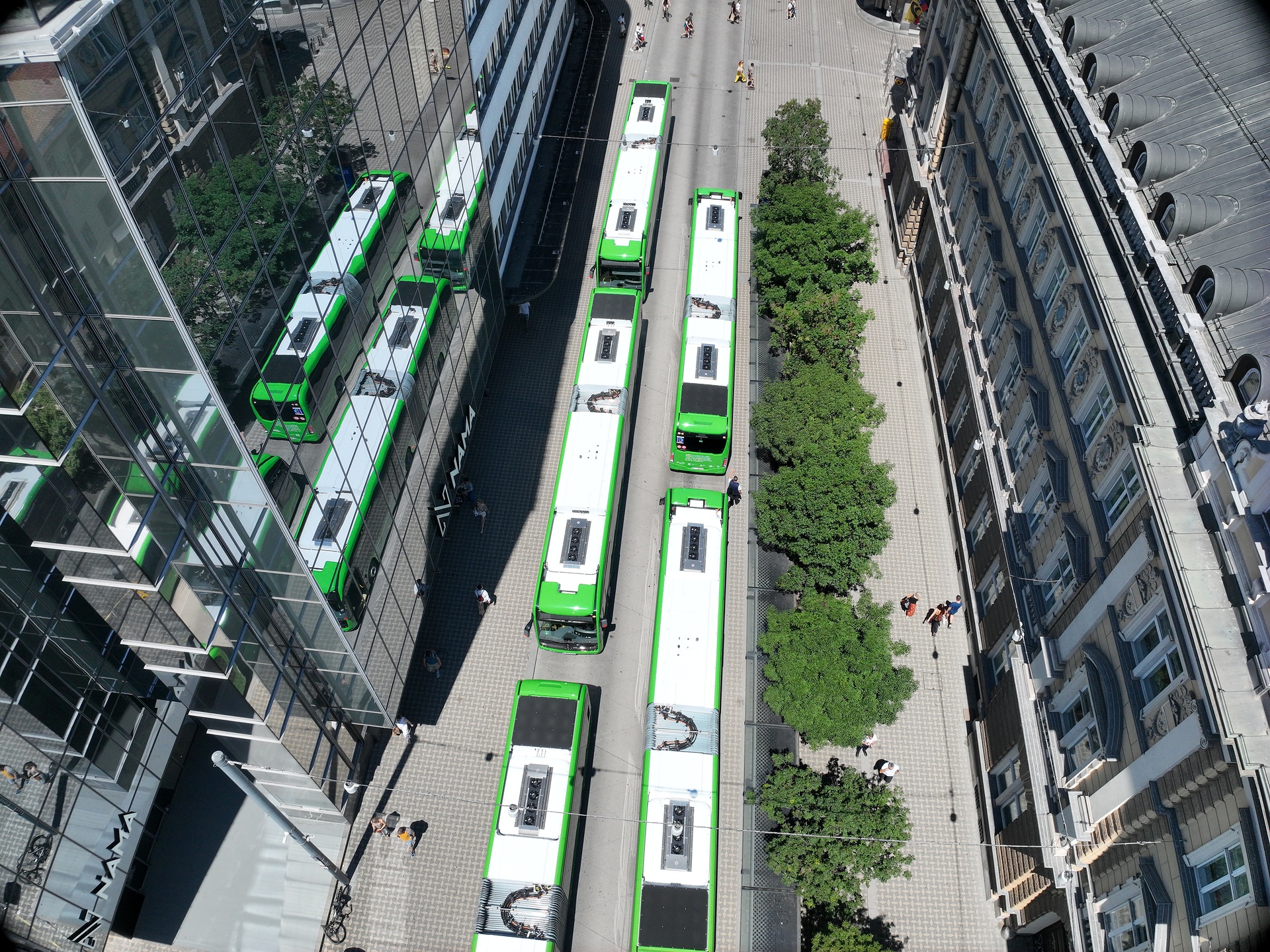 Ljubljana setzt auf Batterie und Wasserstoff: 35 Mercedes-Benz eCitaro für CO2-freien Nahverkehr im Einsatz