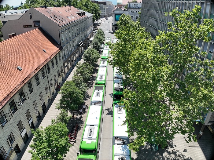 Ljubljana setzt auf Batterie und Wasserstoff: 35 Mercedes-Benz eCitaro für CO2-freien Nahverkehr im Einsatz