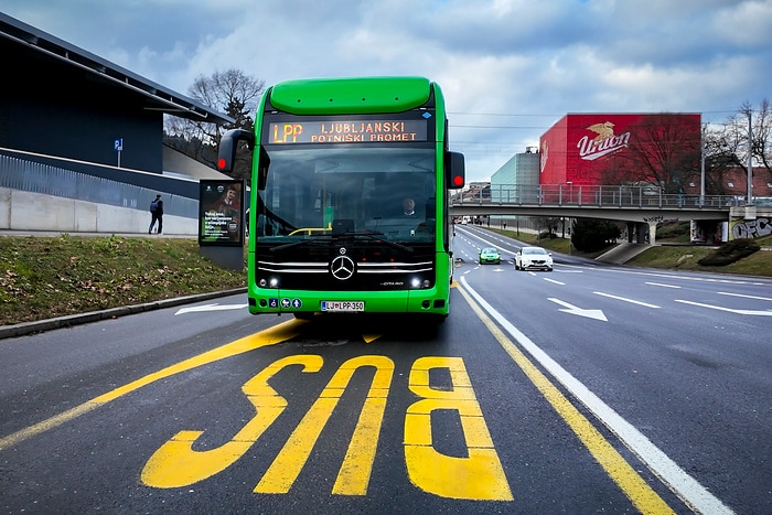 Ljubljana setzt auf Batterie und Wasserstoff: 35 Mercedes-Benz eCitaro für CO2-freien Nahverkehr im Einsatz