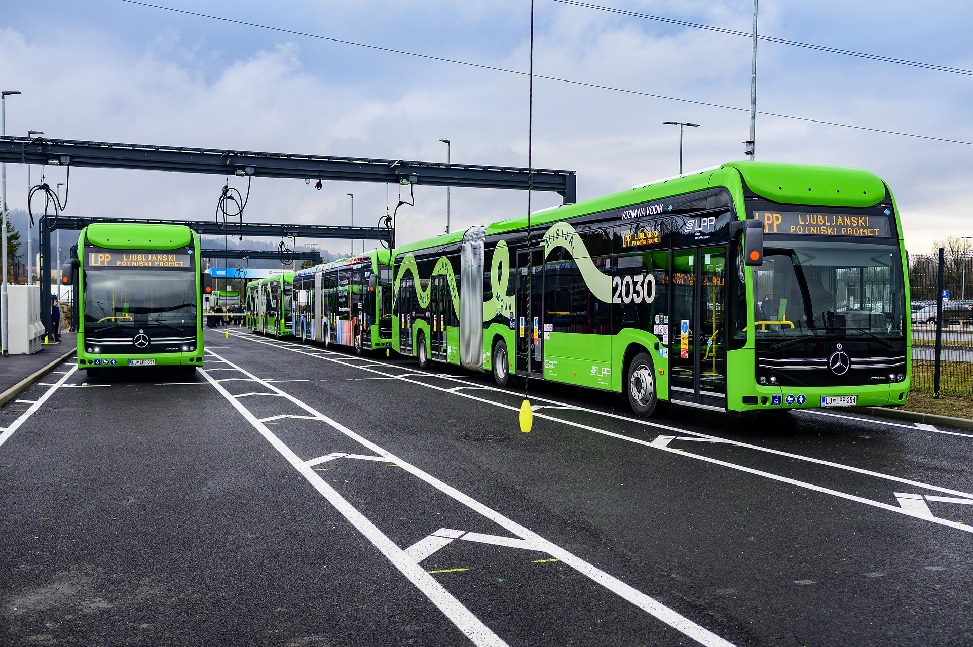 Ljubljana setzt auf Batterie und Wasserstoff: 35 Mercedes-Benz eCitaro für CO2-freien Nahverkehr im Einsatz