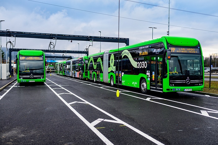Ljubljana setzt auf Batterie und Wasserstoff: 35 Mercedes-Benz eCitaro für CO2-freien Nahverkehr im Einsatz