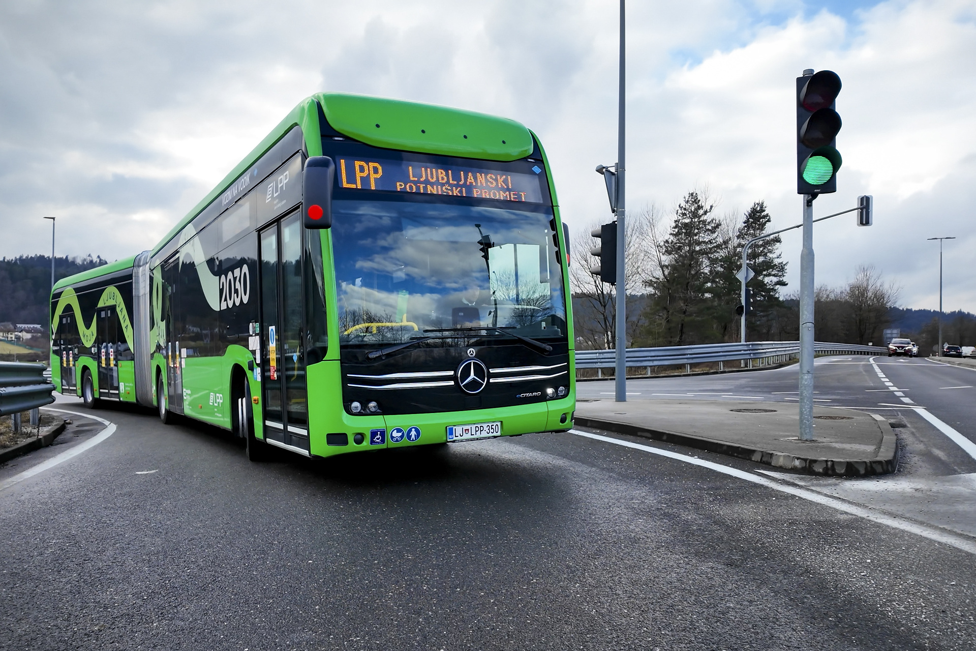 Ljubljana setzt auf Batterie und Wasserstoff: 35 Mercedes-Benz eCitaro für CO2-freien Nahverkehr im Einsatz