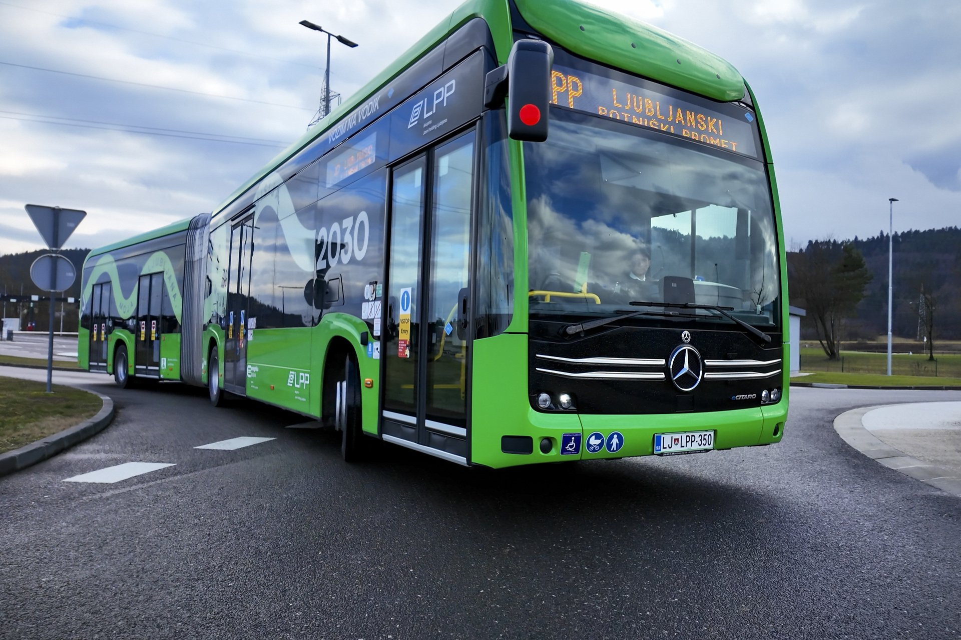 Ljubljana setzt auf Batterie und Wasserstoff: 35 Mercedes-Benz eCitaro für CO2-freien Nahverkehr im Einsatz