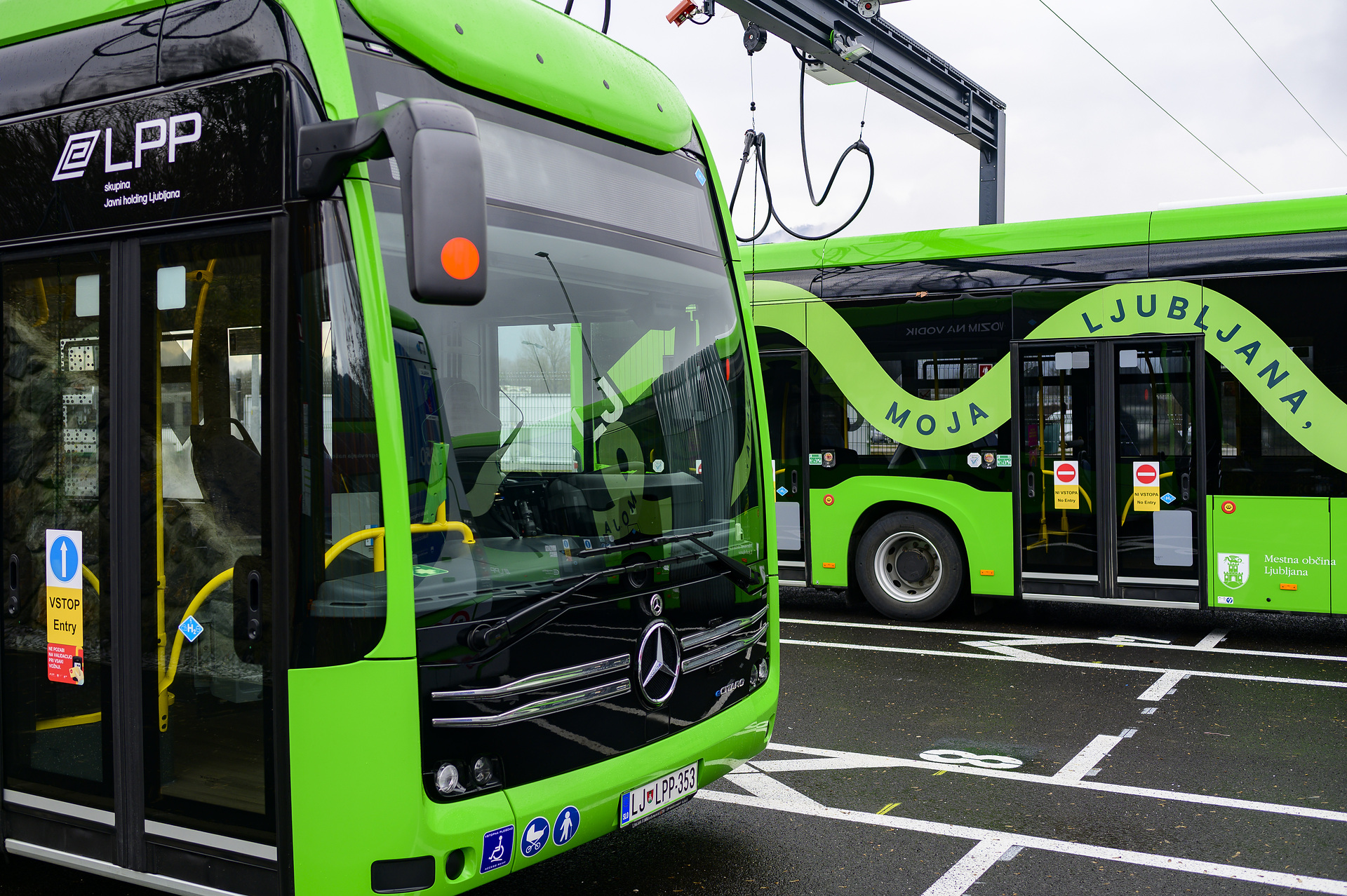 Ljubljana setzt auf Batterie und Wasserstoff: 35 Mercedes-Benz eCitaro für CO2-freien Nahverkehr im Einsatz