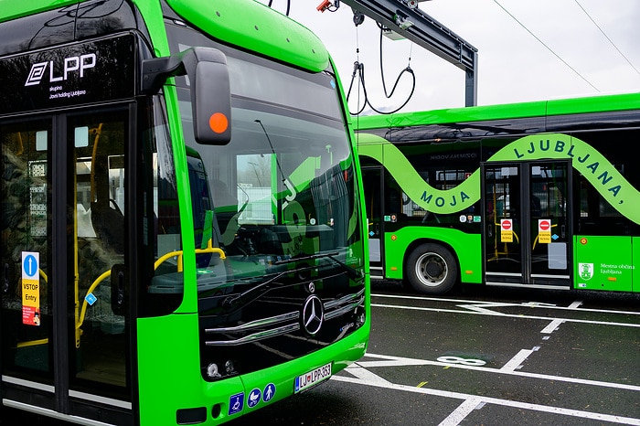 Ljubljana setzt auf Batterie und Wasserstoff: 35 Mercedes-Benz eCitaro für CO2-freien Nahverkehr im Einsatz