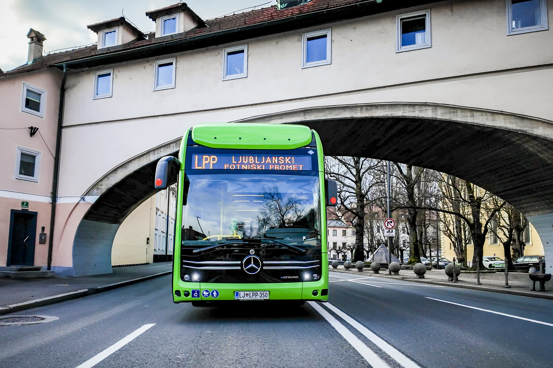 Ljubljana setzt auf Batterie und Wasserstoff: 35 Mercedes-Benz eCitaro für CO2-freien Nahverkehr im Einsatz