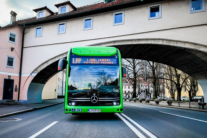 Ljubljana setzt auf Batterie und Wasserstoff: 35 Mercedes-Benz eCitaro für CO2-freien Nahverkehr im Einsatz