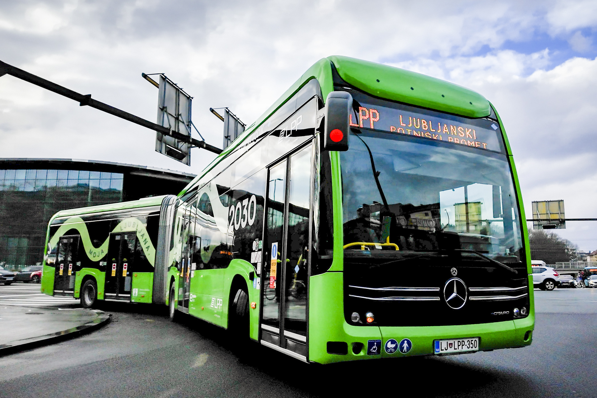 Ljubljana setzt auf Batterie und Wasserstoff: 35 Mercedes-Benz eCitaro für CO2-freien Nahverkehr im Einsatz