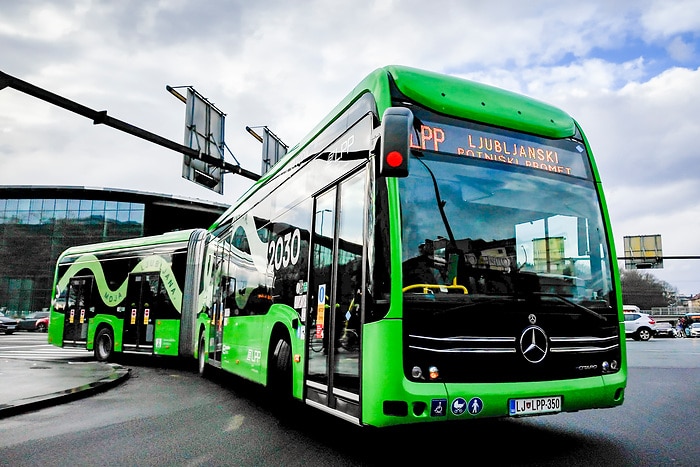 Ljubljana setzt auf Batterie und Wasserstoff: 35 Mercedes-Benz eCitaro für CO2-freien Nahverkehr im Einsatz