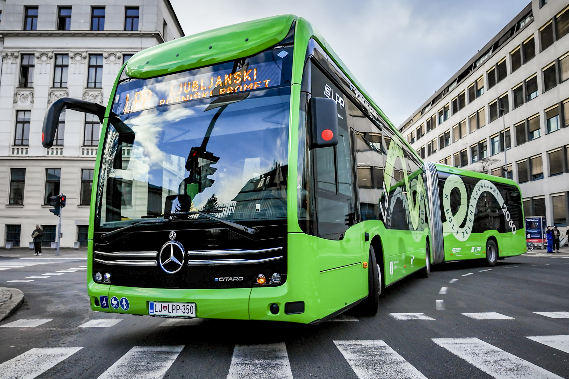 Ljubljana setzt auf Batterie und Wasserstoff: 35 Mercedes-Benz eCitaro für CO2-freien Nahverkehr im Einsatz