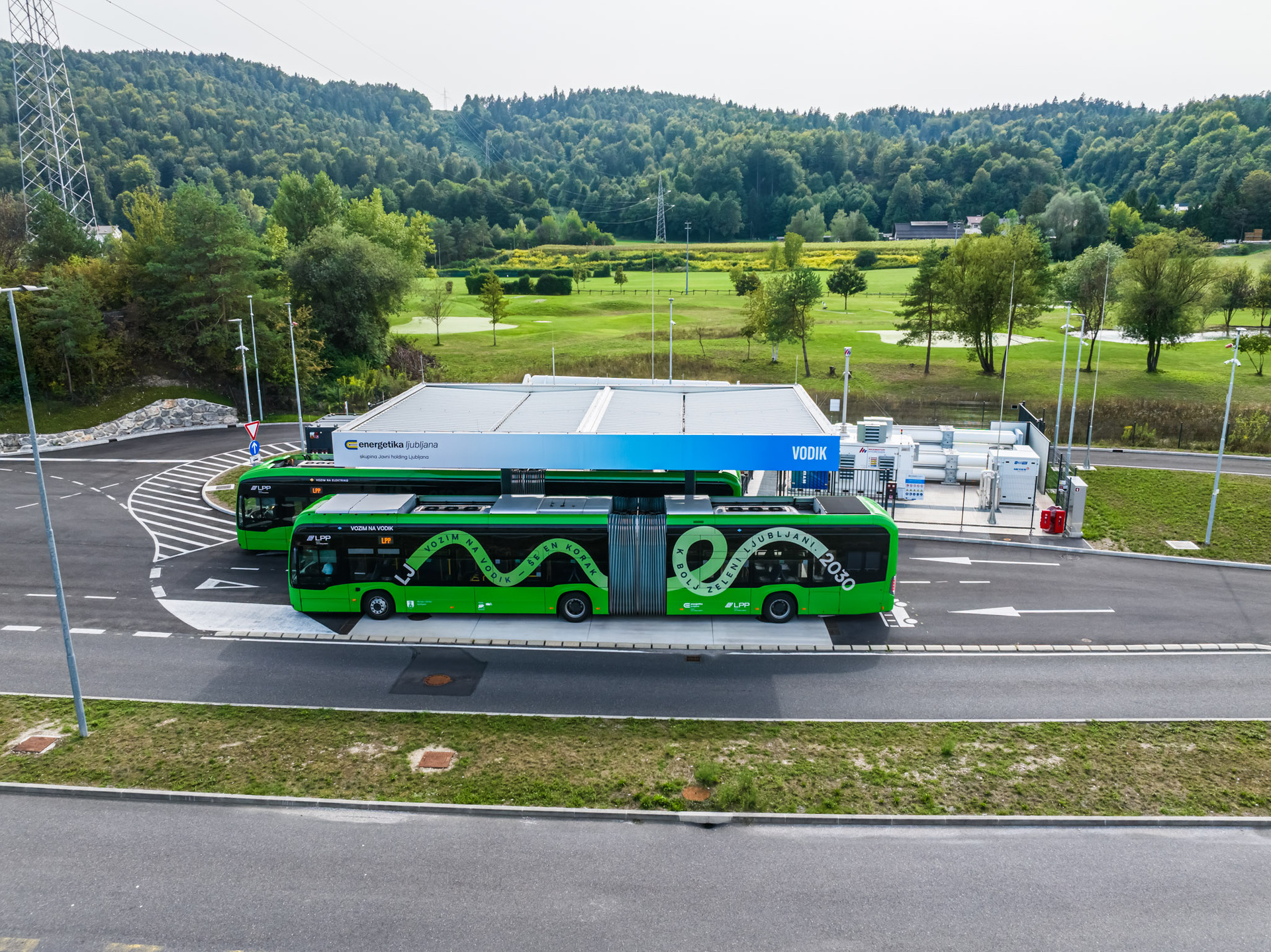 Ljubljana setzt auf Batterie und Wasserstoff: 35 Mercedes-Benz eCitaro für CO2-freien Nahverkehr im Einsatz