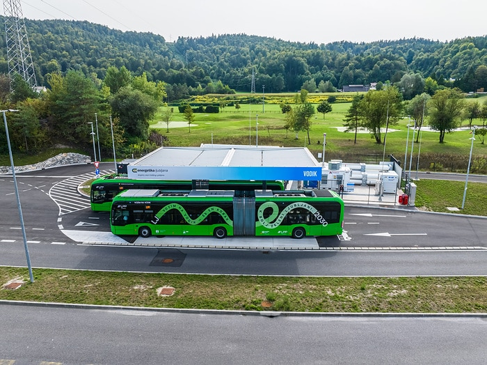 Ljubljana setzt auf Batterie und Wasserstoff: 35 Mercedes-Benz eCitaro für CO2-freien Nahverkehr im Einsatz